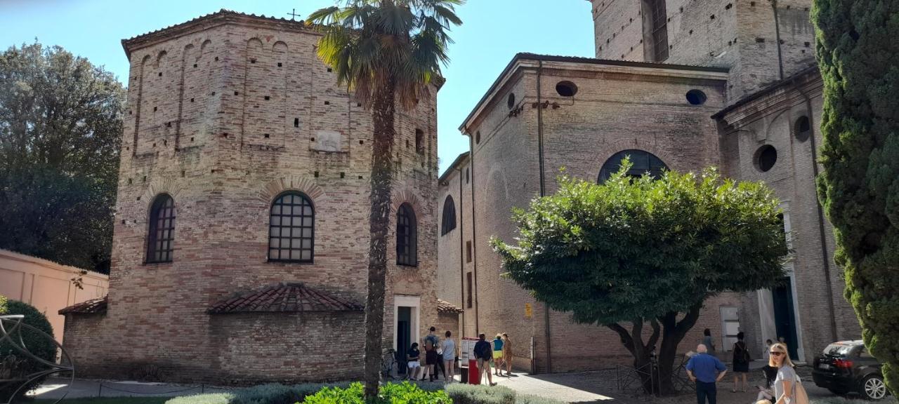 Corte Cavour. Una Mansarda Nel Cuore Della Citta Ravenna Luaran gambar